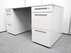 【収納がラクになる！】イトーキ製｜人気のホワイト両袖机が4台入荷！【ワイドモニター使用には問題なし！】