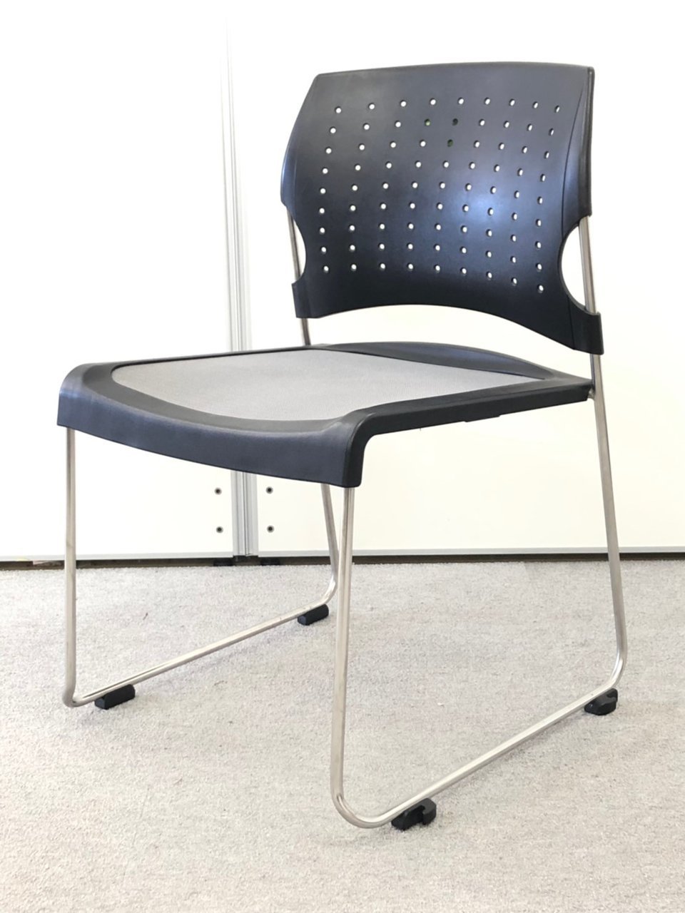 【数が揃うのはこれ！】 座面がメッシュでお手入れ楽々！重ねてコンパクトに収納可能！【8脚入荷】
                        プレド 
                                    中古
            