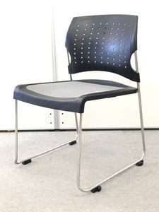 【数が揃うのはこれ！】 座面がメッシュでお手入れ楽々！重ねてコンパクトに収納可能！【8脚入荷】