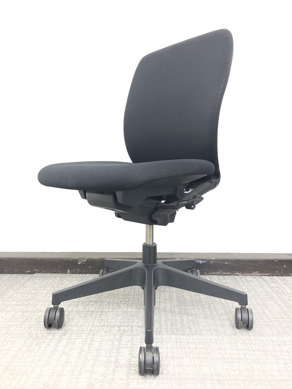 【オールブラック最高！】どんなシーンにもフィットする定番チェア！♦イトーキ製
                        フルゴ 
                                    中古
            