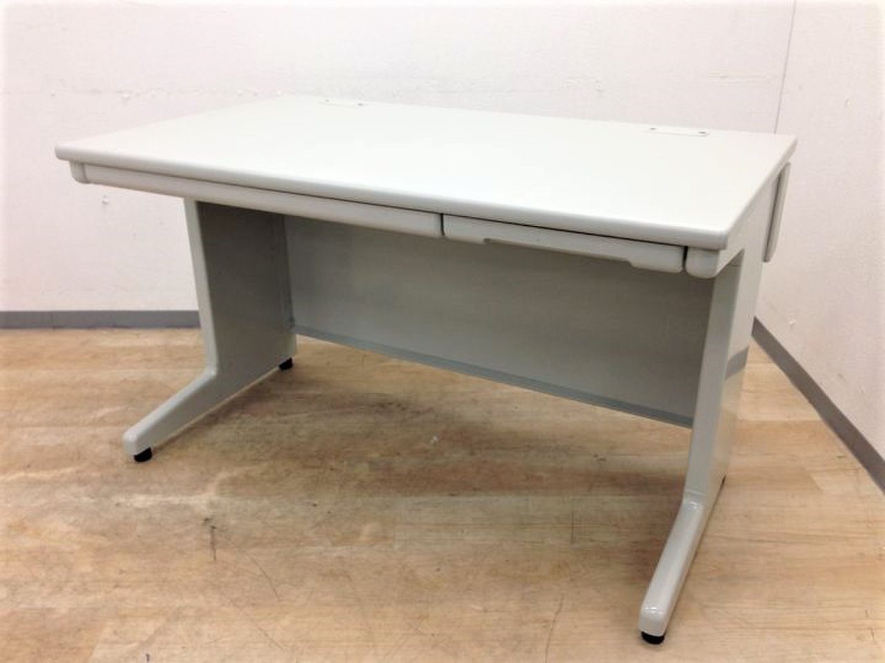 【コスパ最高デスク！】定番サイズW1200のデスクが春日部店に入店！♦PLUS製
                        LA
                                    中古
            