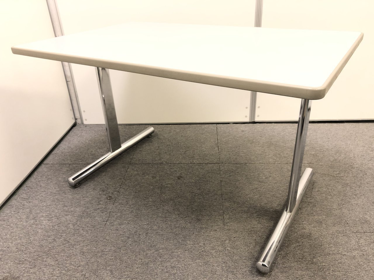 【在庫入れ替えの為お安く！】幅1200㎜ 奥行750㎜ ミーティングテーブル 4人用 T字脚 ホワイト天板
                        その他シリーズ
                                    中古
            
