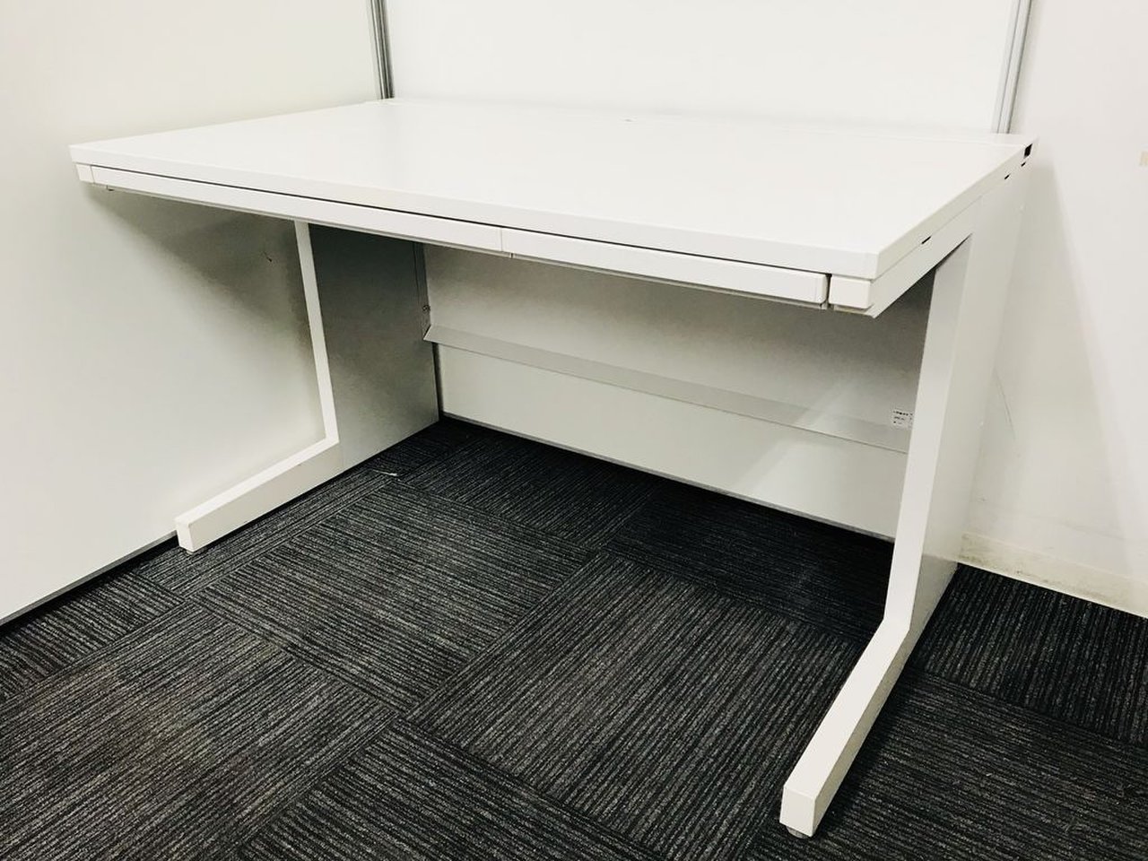 【明るいホワイト色】内田洋行/スカエナ【複数台入荷】
                        スカエナ デスク 
                                    中古
            