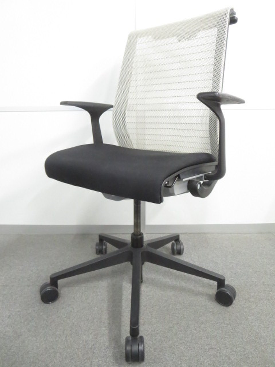 【背中にフィットする快適メッシュ！】■シンクチェア　肘付　ココナッツ（背3Dニット）　ジャケットハンガー付き
                        シンクチェア（座:布
                                    中古
            