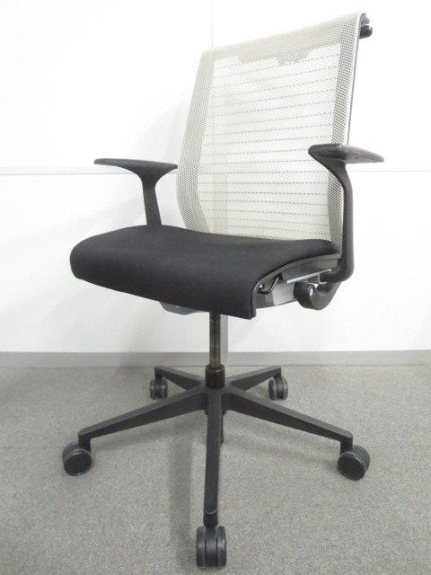 【背中にフィットする快適メッシュ！】■シンクチェア　肘付　ココナッツ（背3Dニット）　ジャケットハンガー付き