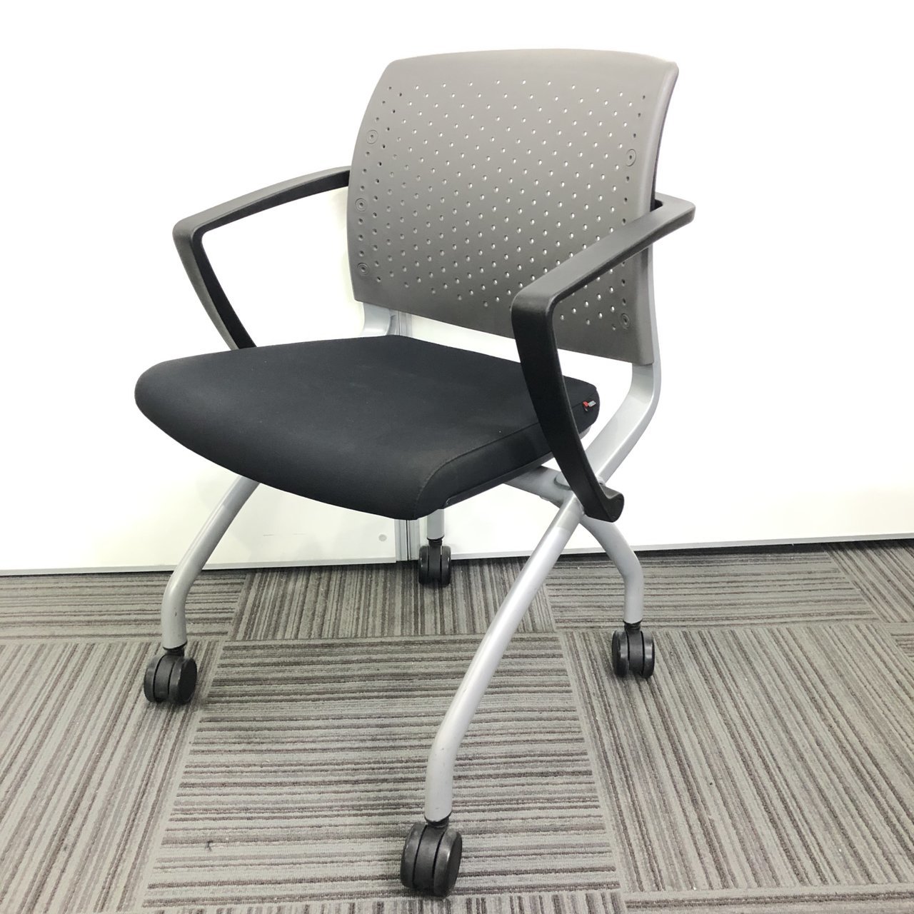 【スタイリッシュなデザイン！】■ネスティングチェア　ブラック　■リラックス空間にもオススメの肘付タイプ！
                        ヴィアイエム チェア 
                                    中古
            