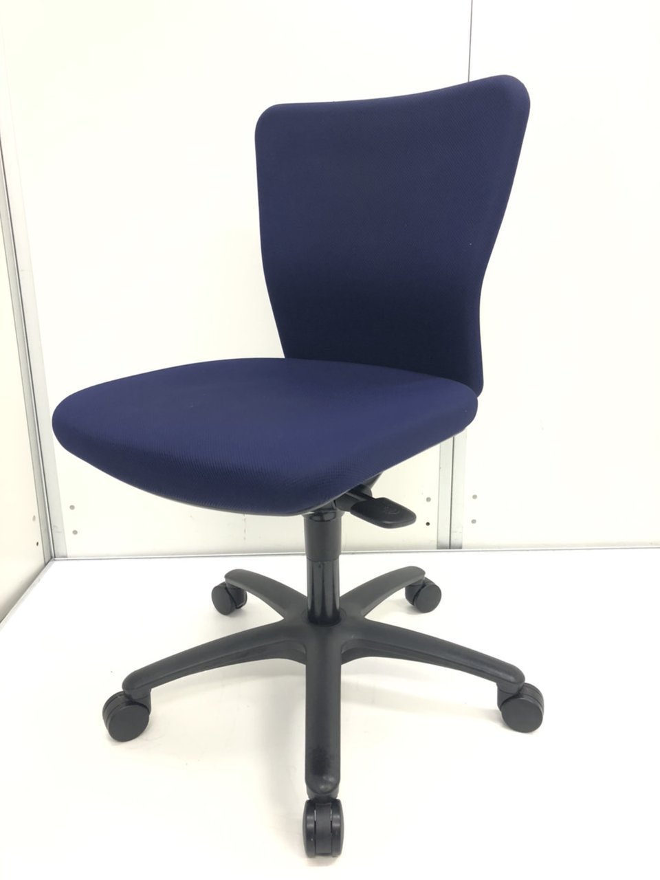 シックなネイビーカラーでクールな印象！国内メーカーのスタンダードシリーズ
                        カロッツァ 
                                    中古
            