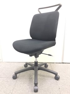 【残り1脚】ジャケットハンガー付きでもお求めやすく！残り1脚となった人気チェア！