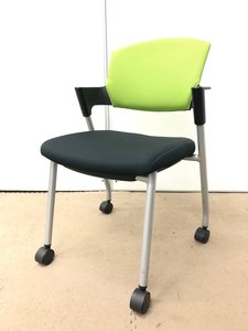 【可愛らしいデザインのコクヨ製プロッティチェア】収納に便利なスタッキングタイプ