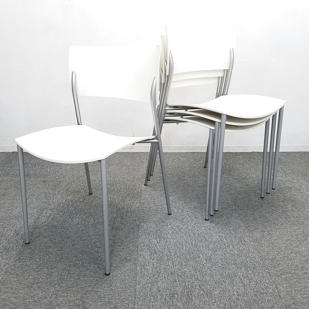 【1セット限定】お洒落なスタッキングチェア入荷！中古　デザイナーズ　オフィス　オカムラ　ウィスナーハーガー　wiesner hager製 -ch@ty-チャティー
                        ch@ty 
                                    中古
            