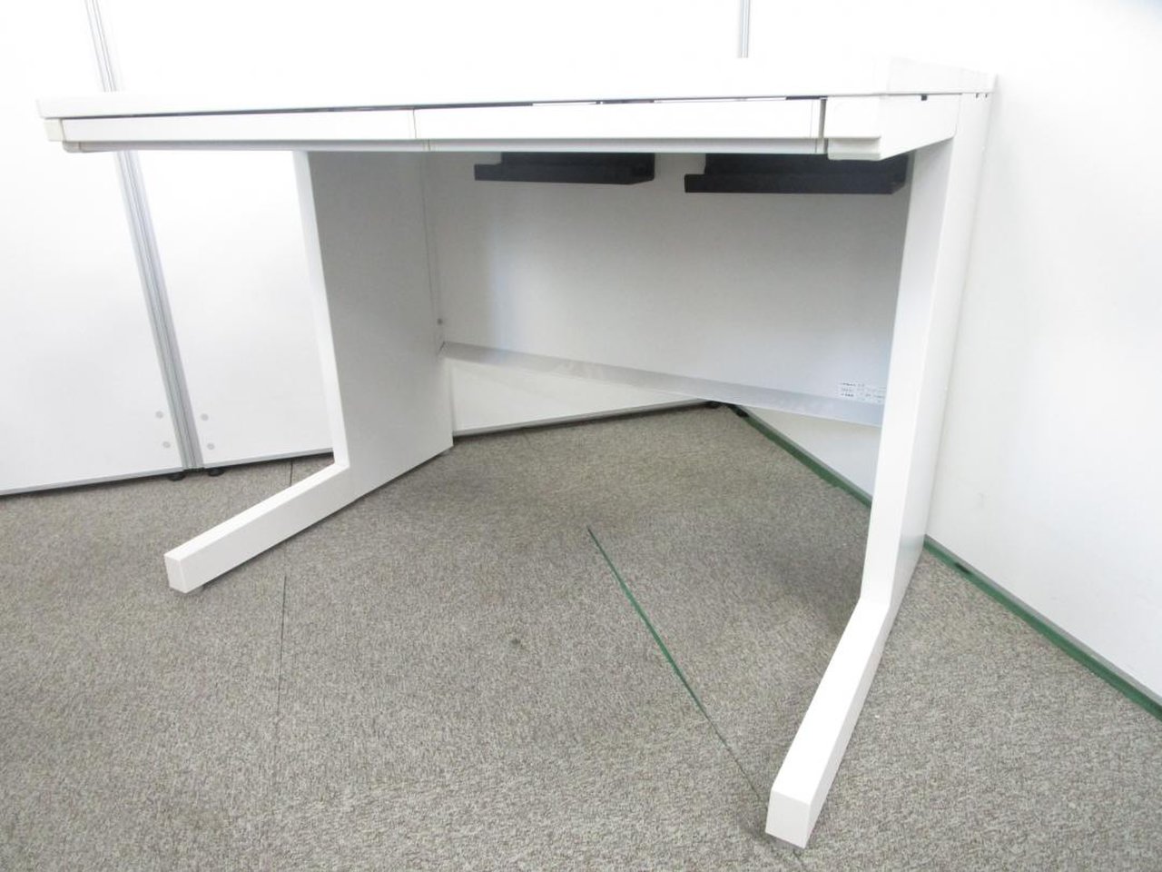 【定価約6万円！！人気ホワイトカラー横幅1400mm平机の入荷です！！】■内田洋行■スカエナ
                        スカエナ デスク 
                                    中古
            