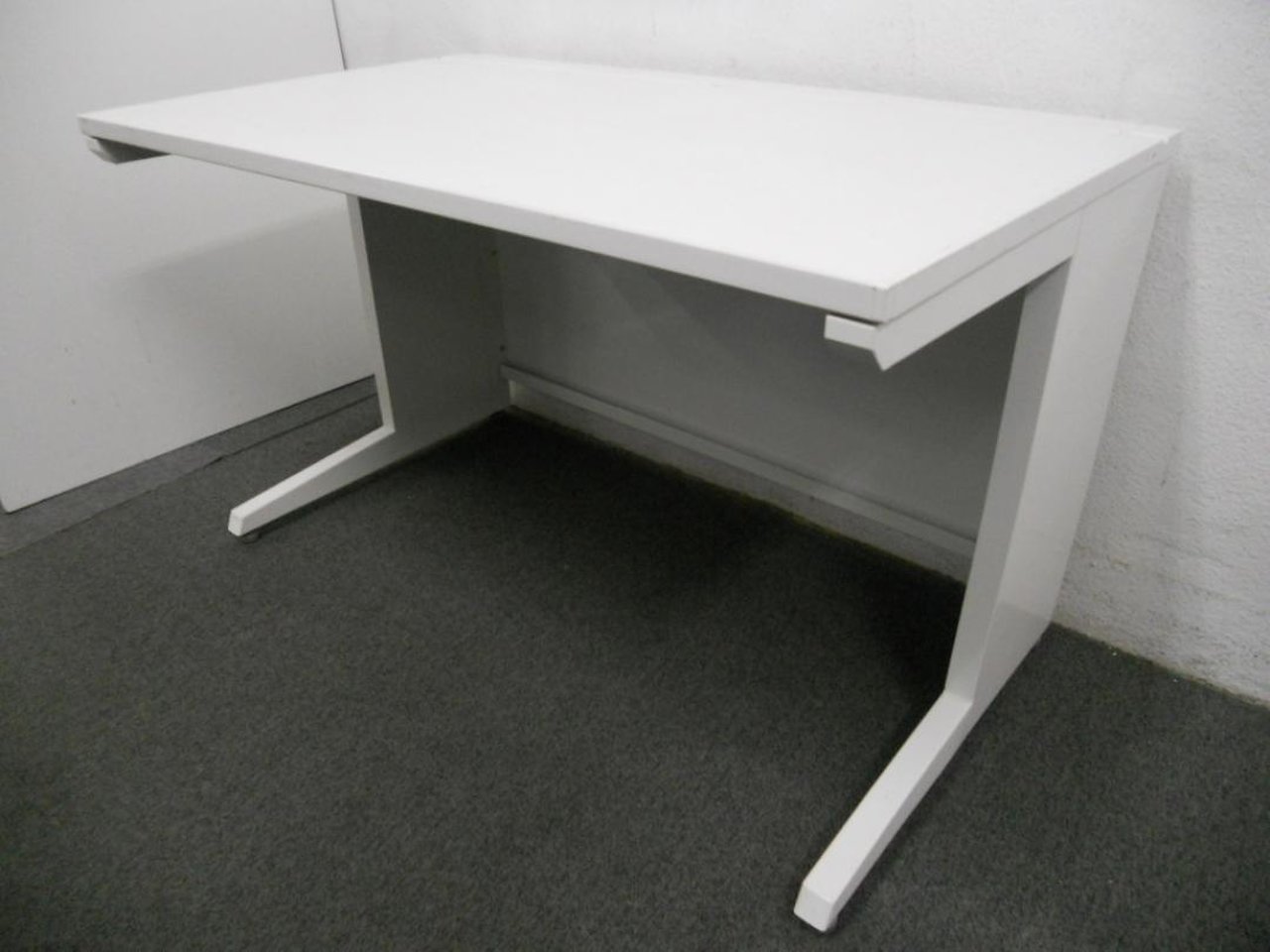 1台限定！！【定価約7万円！！配線タップも使いやすい！！人気平机の入荷です！！】■オカムラ■アドバンス
                        アドバンス 
                                    中古
            