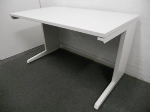 1台限定！！【定価約7万円！！配線タップも使いやすい！！人気平机の入荷です！！】■オカムラ■アドバンス