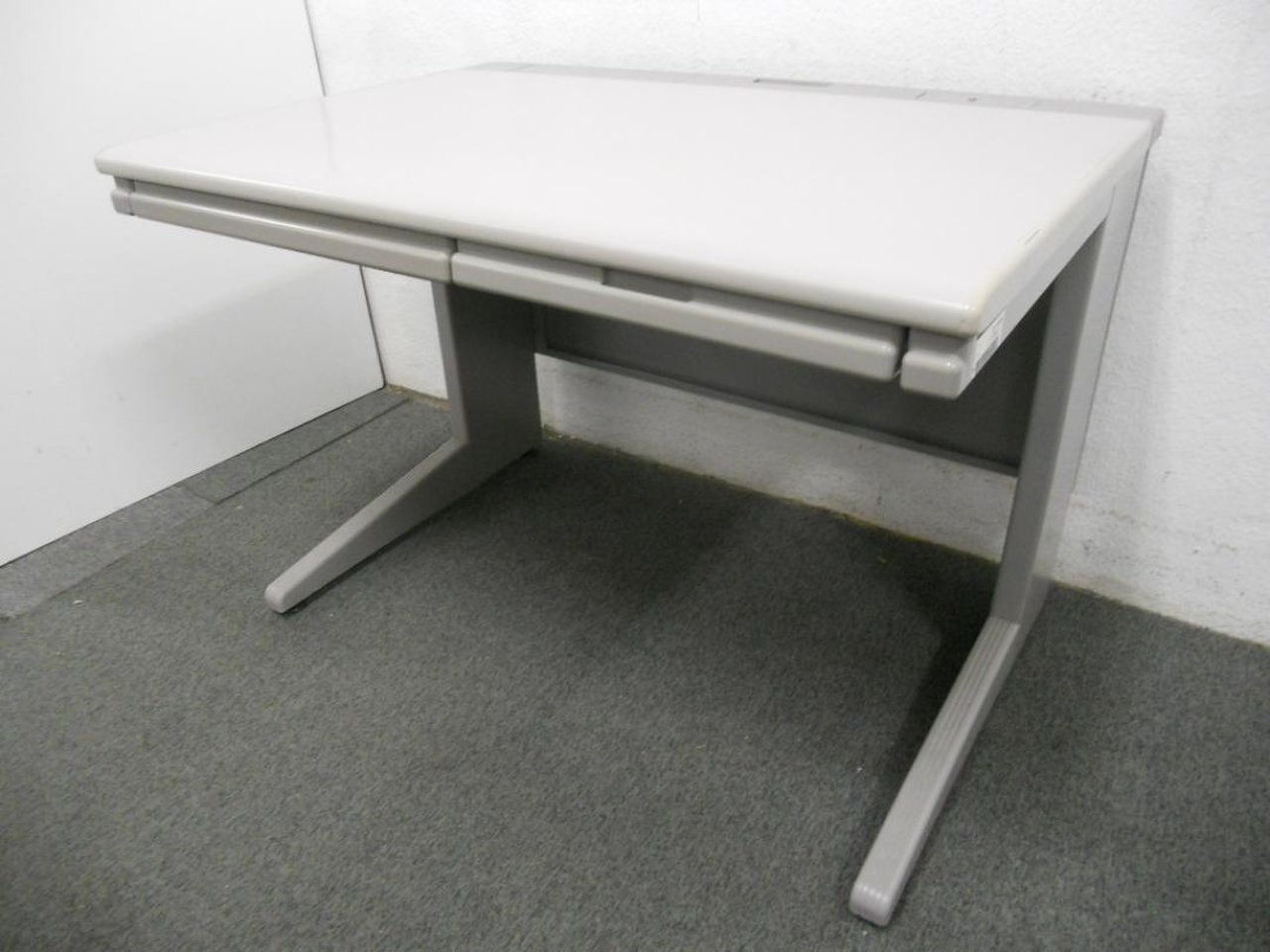 【定価約8万円！！1200ｍｍ幅平机の入荷です！！引き出しもついているので小物が収納できます。】■おつとめ品■ＣＲＹ■イトーキ
                        CRY
                                    中古
            