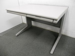 【定価約8万円！！1200ｍｍ幅平机の入荷です！！引き出しもついているので小物が収納できます。】■おつとめ品■ＣＲＹ■イトーキ