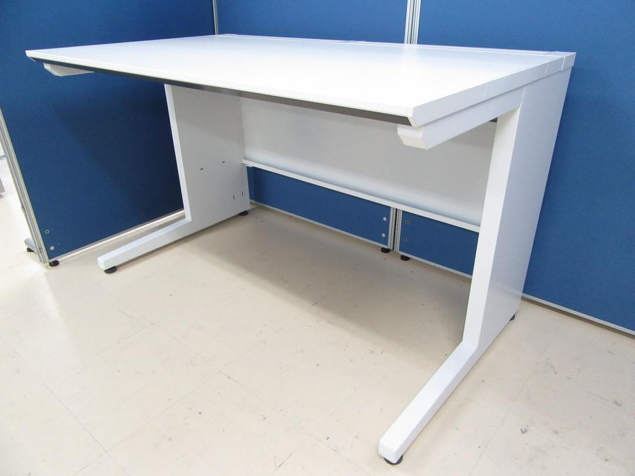 【定価約6万！！キレイなホワイトカラー平机の入荷です！！】■おつとめ品■コクヨ■ＩＳ
                        アイエス 
                                    中古
            