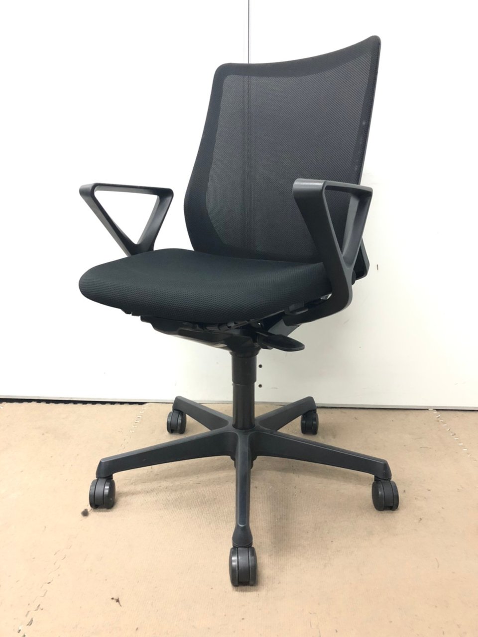 【ハンモックのような包み込み！】現行モデルが中古で登場！
【ミドルクラスメッシュチェアならコレ！】
                        フルーエント 
                                    中古
            