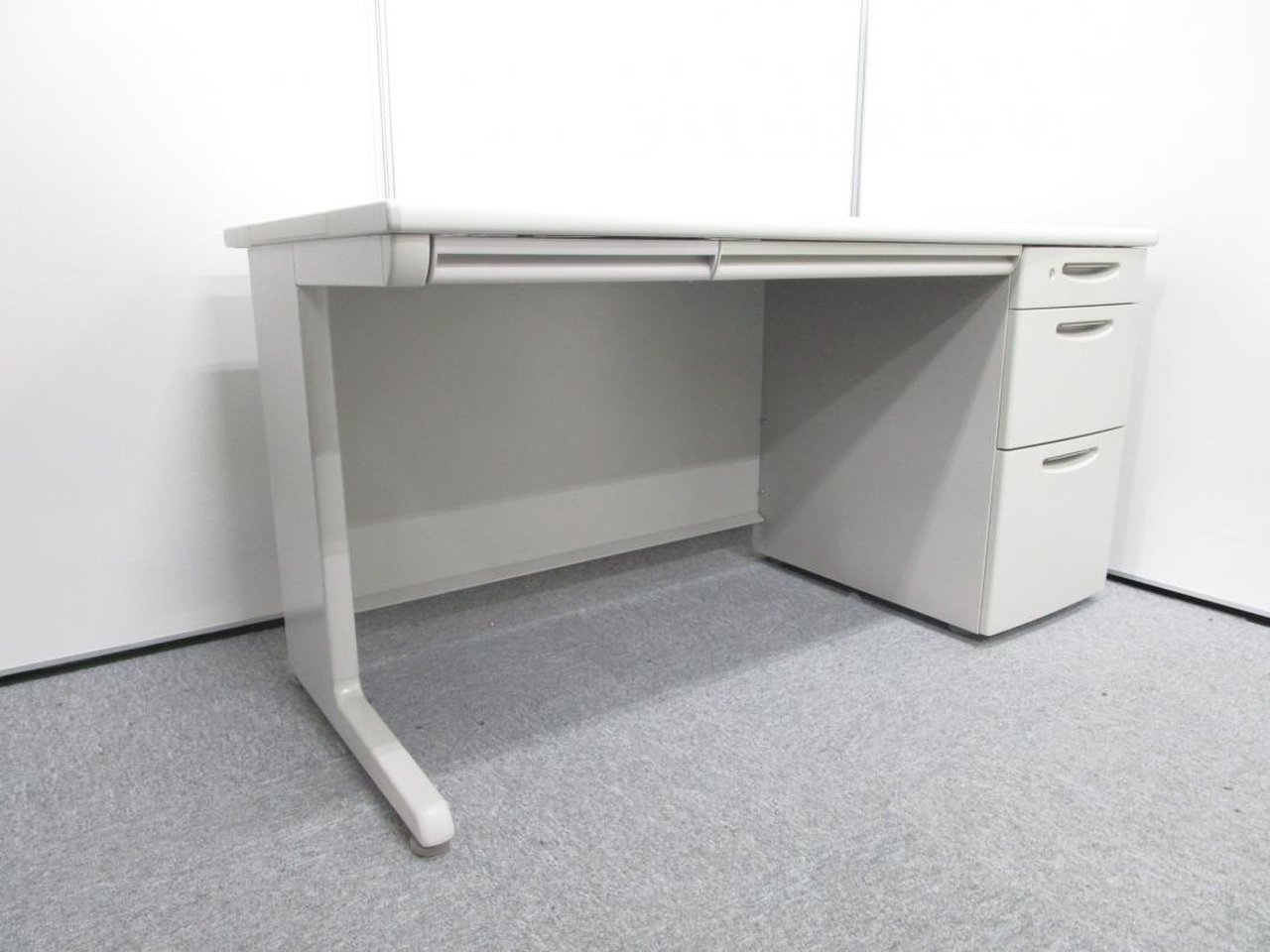 【定価約11万円！！収納力バツグンで広々使える1400ｍｍ幅の片袖机の入荷です！！】■オカムラ■SD■おつとめ品
                        SDデスクシステム 
                                    中古
            