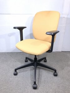 【9000円→6000円！】　オフィスに映えるイエロー色　大きめの脚は安定感抜群