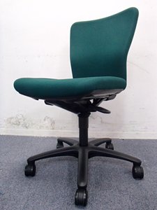 背もたれのカーブにオカムラの技術が光る。オフィスバスターズの社員なら誰しも一度は座るだろうカロッツァチェアです。