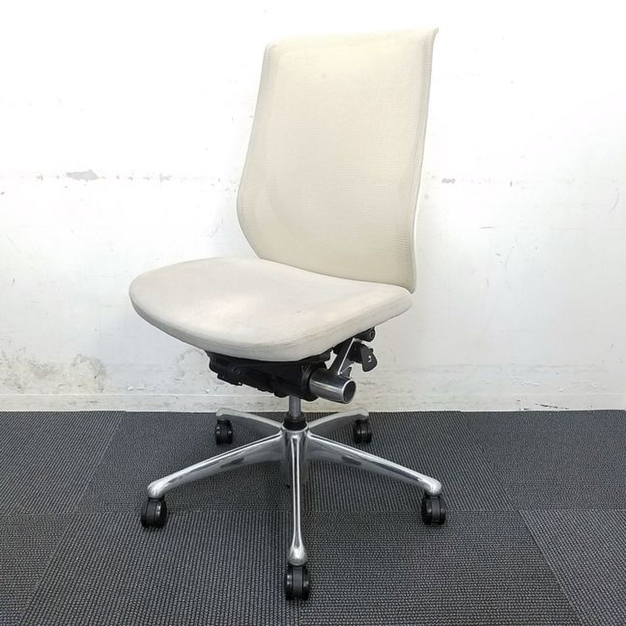 【7脚限定】オカムラ｜ゼファー｜珍しいホワイトカラー！清潔感抜群！【関西在庫数ナンバーワン・尼崎店】
                        ゼファー（クッション） 
                                    中古
            