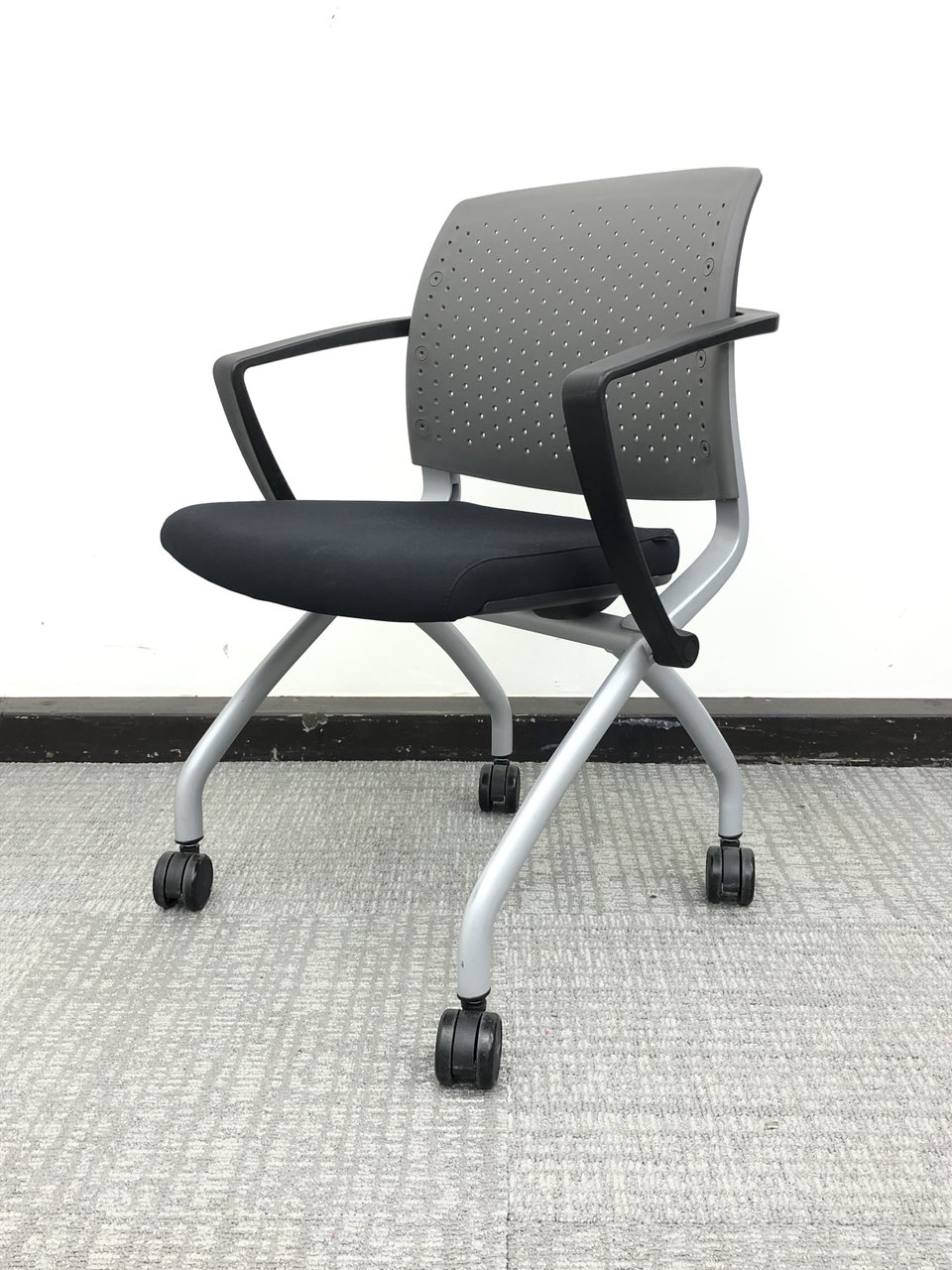 【数揃います】肘付きスタックチェア◆FUESYS/ファシス◆ネスティング
                        ファシス
                                    中古
            