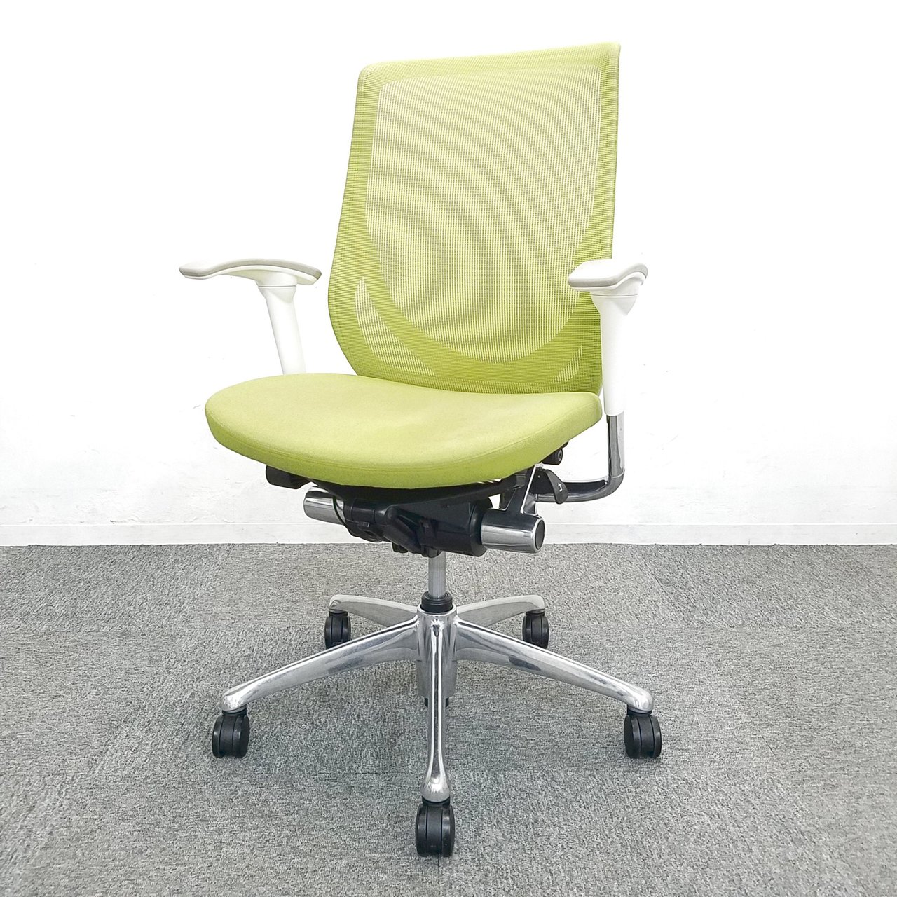 【4脚入荷】【4脚限定】オカムラのお洒落なチェア入荷！中古　高級チェア　OAチェア　オフィスチェア　テレワーク　在宅ワーク
                        ゼファー（クッション） 
                                    中古
            