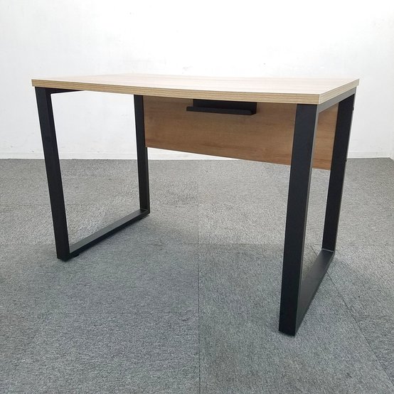 【テレワークにお勧め！】ブラックフレームに木目調がお洒落！ご自宅でもご使用可能！  オフィス 家具　デスク　ワークデスク　平机　オフィス　事務机【大量注文可能】