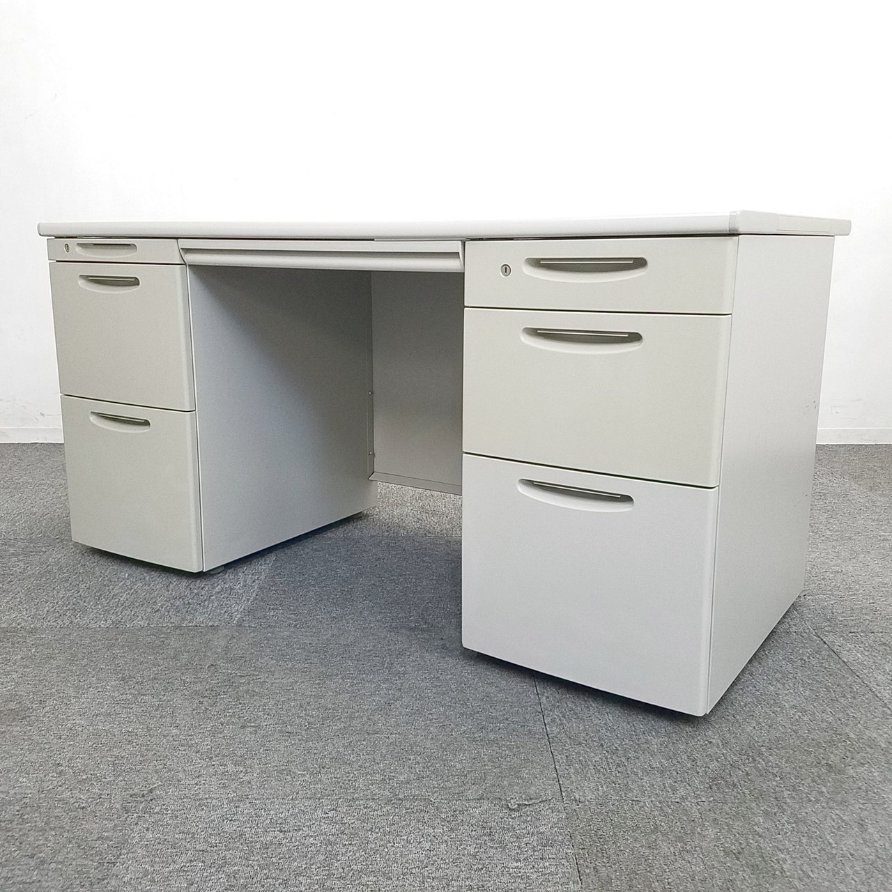 【1台入荷！】オカムラ製の人気両袖机が入荷致しました！増員時にいかがでしょうか！ オフィス家具 中古 家具 上長 レイアウト図
                        SDデスクシステム 
                                    中古
            