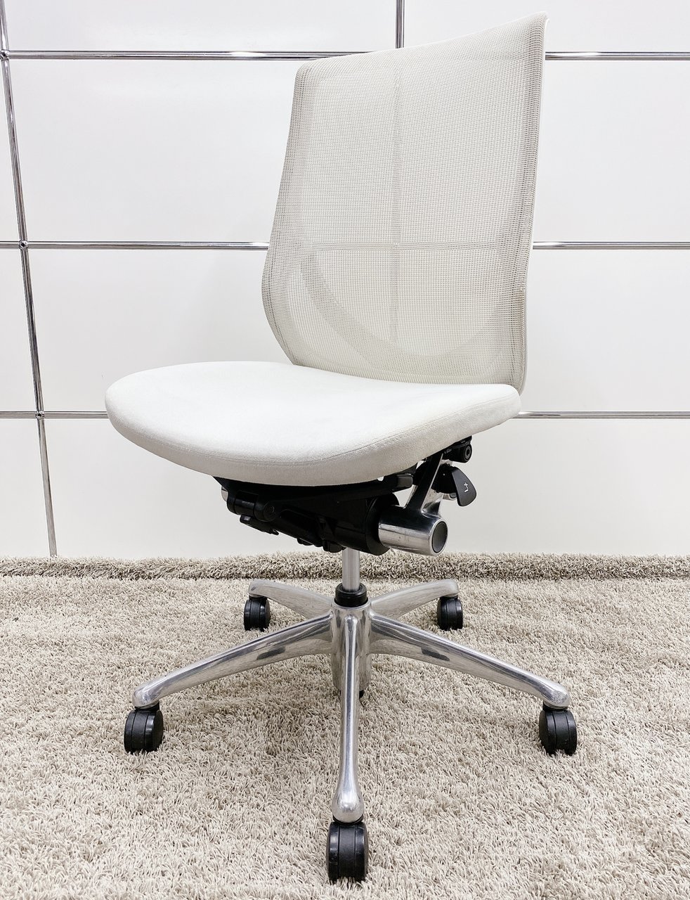 【尼崎店限定価格！！】オカムラ｜ゼファー｜ホワイトカラー｜肘無しハイバックチェア！！【関西在庫数ナンバーワン・尼崎店】
                        ゼファー（メッシュ） 
                                    中古
            