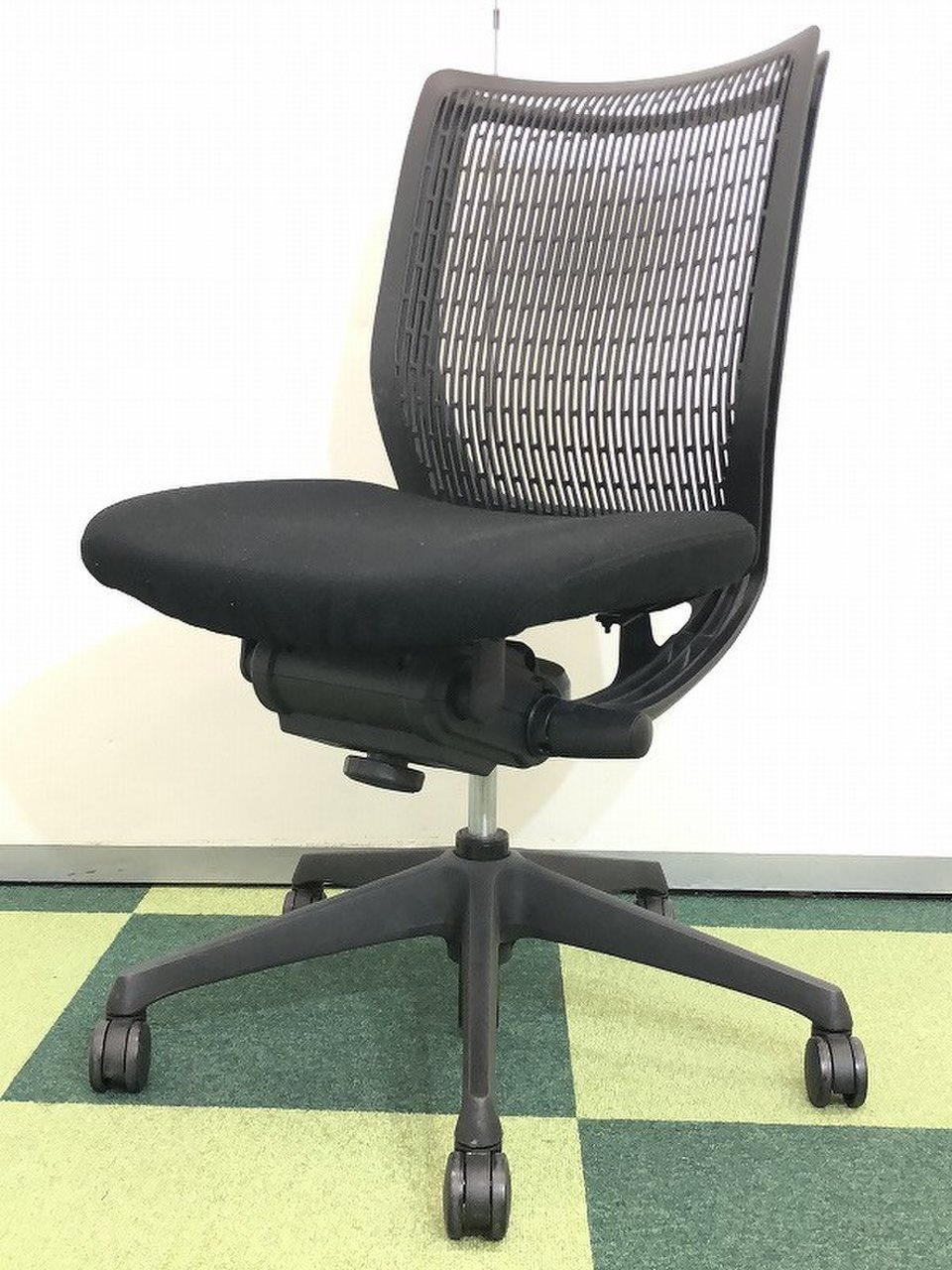 【尼崎店限定価格！！】オカムラ｜ヴィスコンテ｜ブラックカラー｜肘無しローバックチェア！！【関西在庫数ナンバーワン・尼崎店】
                        ヴィスコンテ 
                                    中古
            