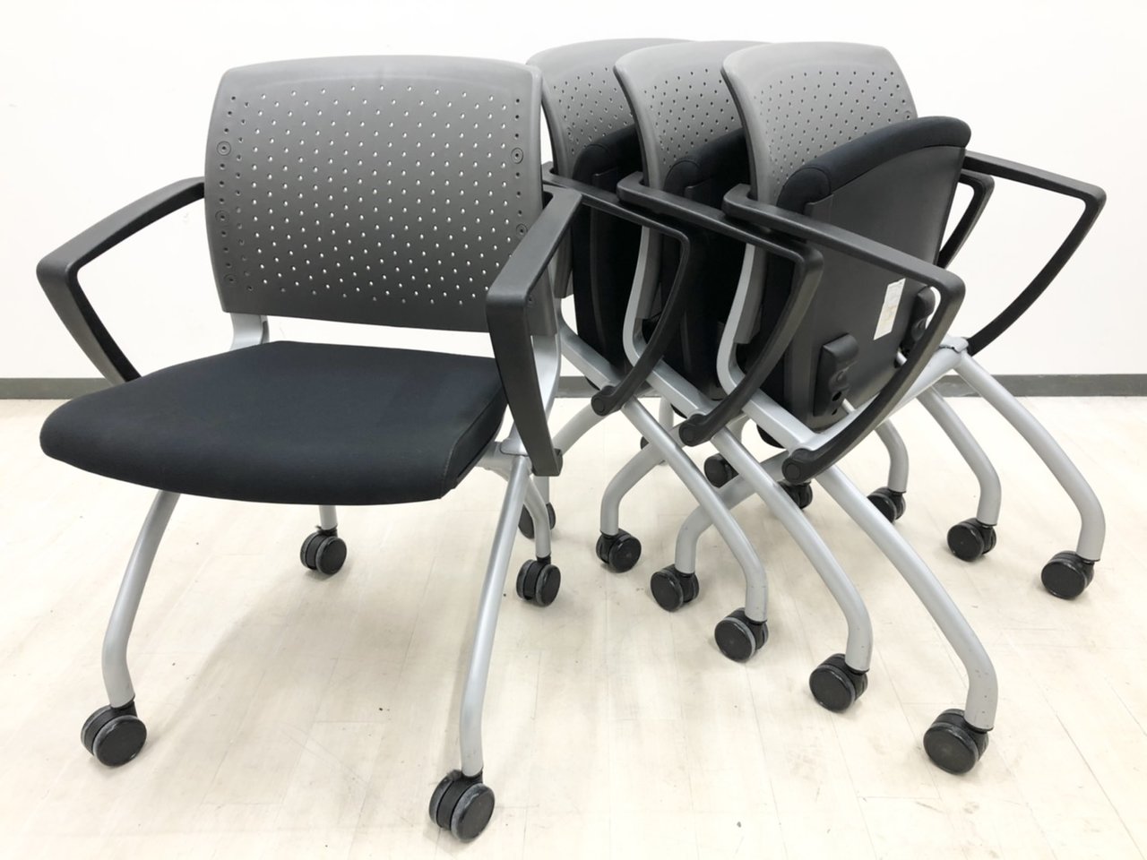 お得な4脚セット！セミナー室やミーティングルームに！
                        ファシス
                                    中古
            