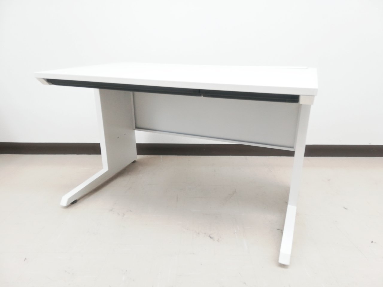 迷ったらコレがおすすめ！
デスク選びは結構難しいので、
ネット通販の場合は、
気に入ったデザインのものを選べば問題ないかもです。
                        CZR 
                                    中古
            