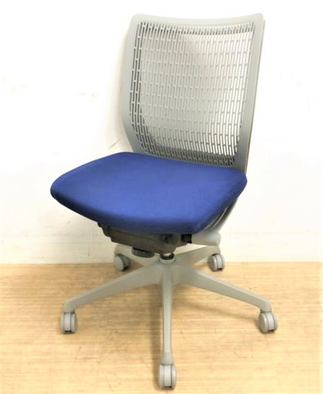 【座れば分かる快適さ！】■オカムラ製　ヴィスコンテチェア　座ブルー【おつとめ品】
                        ヴィスコンテ 
                                    中古
            