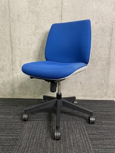 【シンプルデザイン！】
硬めなクッションがお好きな方には特におすすめ！
プラス社/Uチェア/肘無し