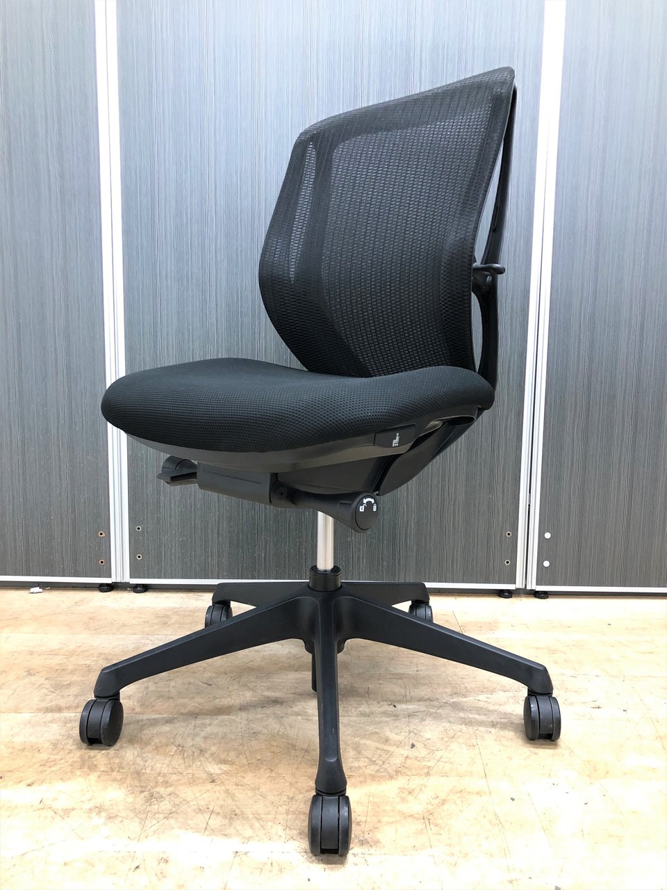 【4脚入荷】キャッチコピーは「もっとわたしのチェアになっていく」!！新感覚のオフィスシーティング【中古】【オフィス家具】【東京】【大阪】【愛知】【岐阜】
                        シルフィー（クッション） 
                                    中古
            