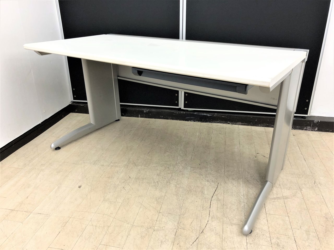【広々作業】◆右側引き出し付き◆イトーキ製エーキューズ◆ホワイト平机
                        エーキューズ 
                                    中古
            