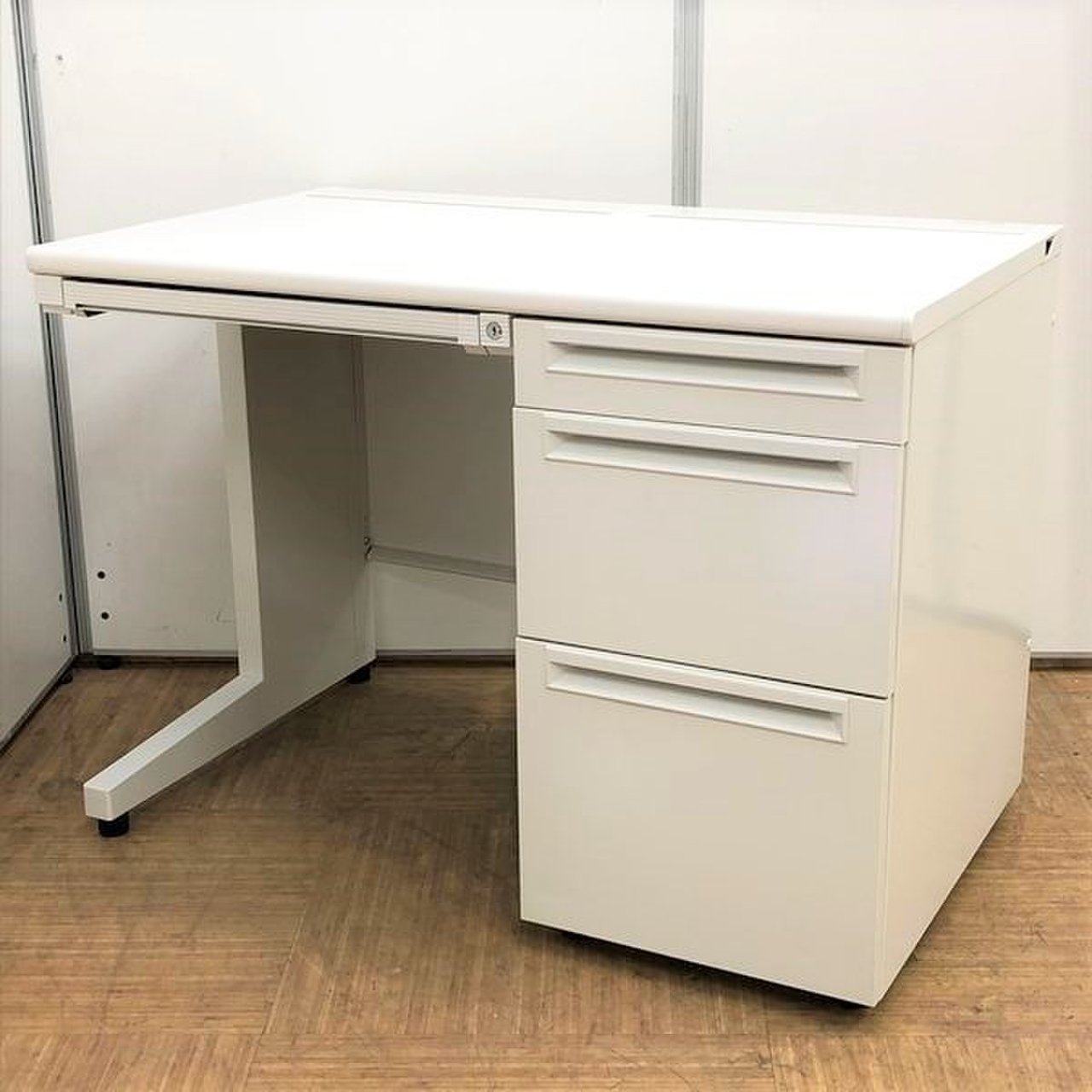 定番の幅1200㎜サイズ【薄い引出しも鍵付きで高い防犯レベル】
                        US-1 
                                    中古
            