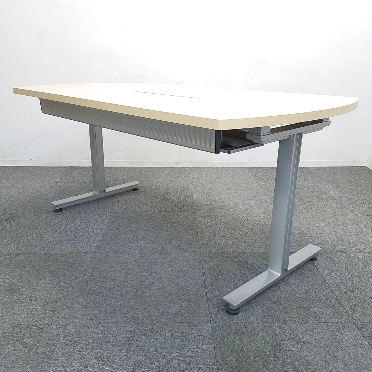 【3台入荷】機能性抜群のミーティングテーブル入荷！中古　ミーティング　会議　meeting　テレカン　セミナー
                        その他シリーズ
                                    中古
            