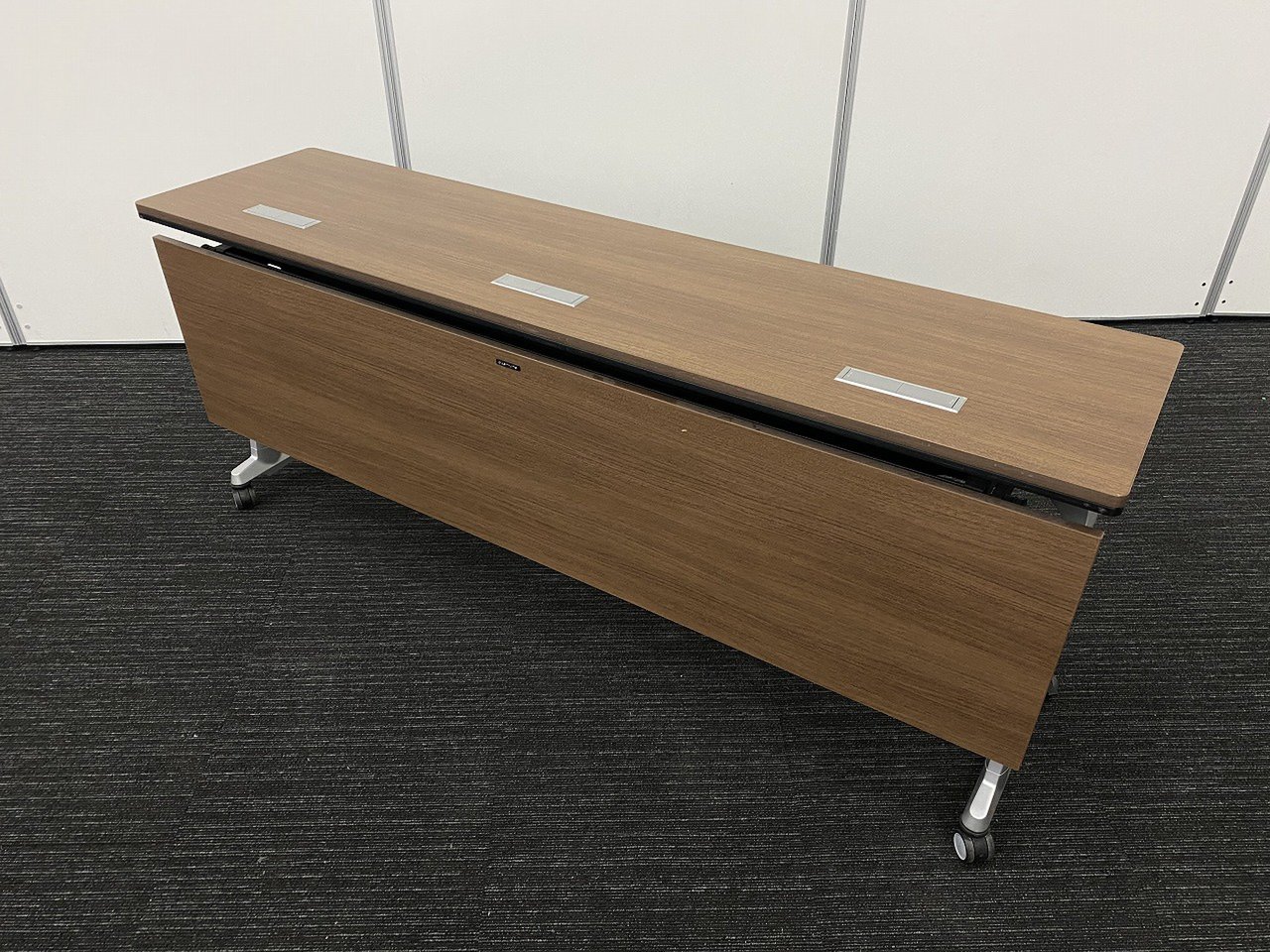 【レア商品】オカムラのエレガスタ（Elegasta）テーブル！高級感溢れるネオウッドダーク色、折り畳み式で空間の活用も！ミーティングテーブルにもなります！
                        エレガスタ 
                                    中古
            