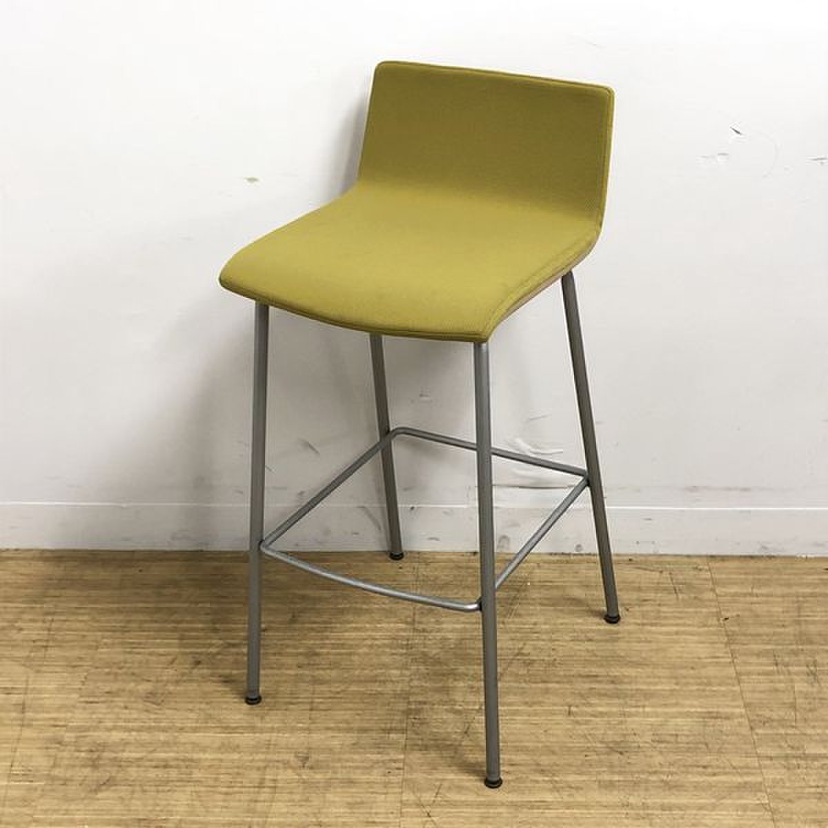 【ハイテーブルとの併用がおススメです】座面がお洒落カラーのカウンタチェア　オカムラアルトカフェシリーズ　幅:425mm / 奥行:470mm / 高さ:885mm / 座高:720mm　
                        Alt Cafe 
                                    中古
            