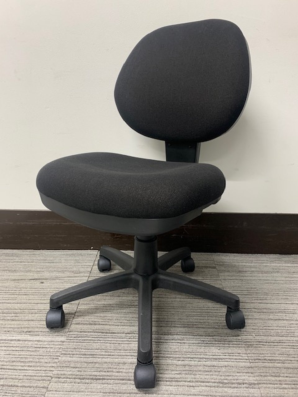 【箱入り新古品】【在庫入れ替えのためお安く！】シンプルなOAチェア！【新古品】【特価】【ブラック】【大阪市】
                        その他シリーズ
                                    新古品
            