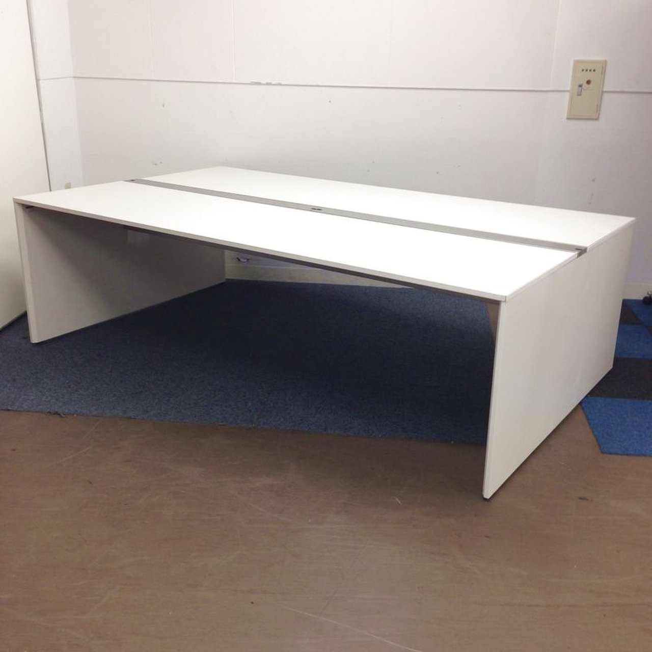 幅：2400mm　奥行き:1200mm　ホワイト天板/ホワイト脚　イトーキ　インターリンク　【在庫過多につきお安く】
                        インターリンク 
                                    中古
            