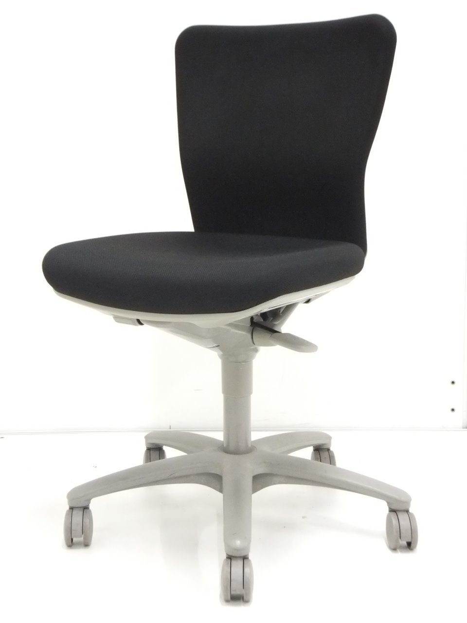 定番のブラックカラーで様々なオフィスにマッチします！
                        カロッツァ 
                                    中古
            