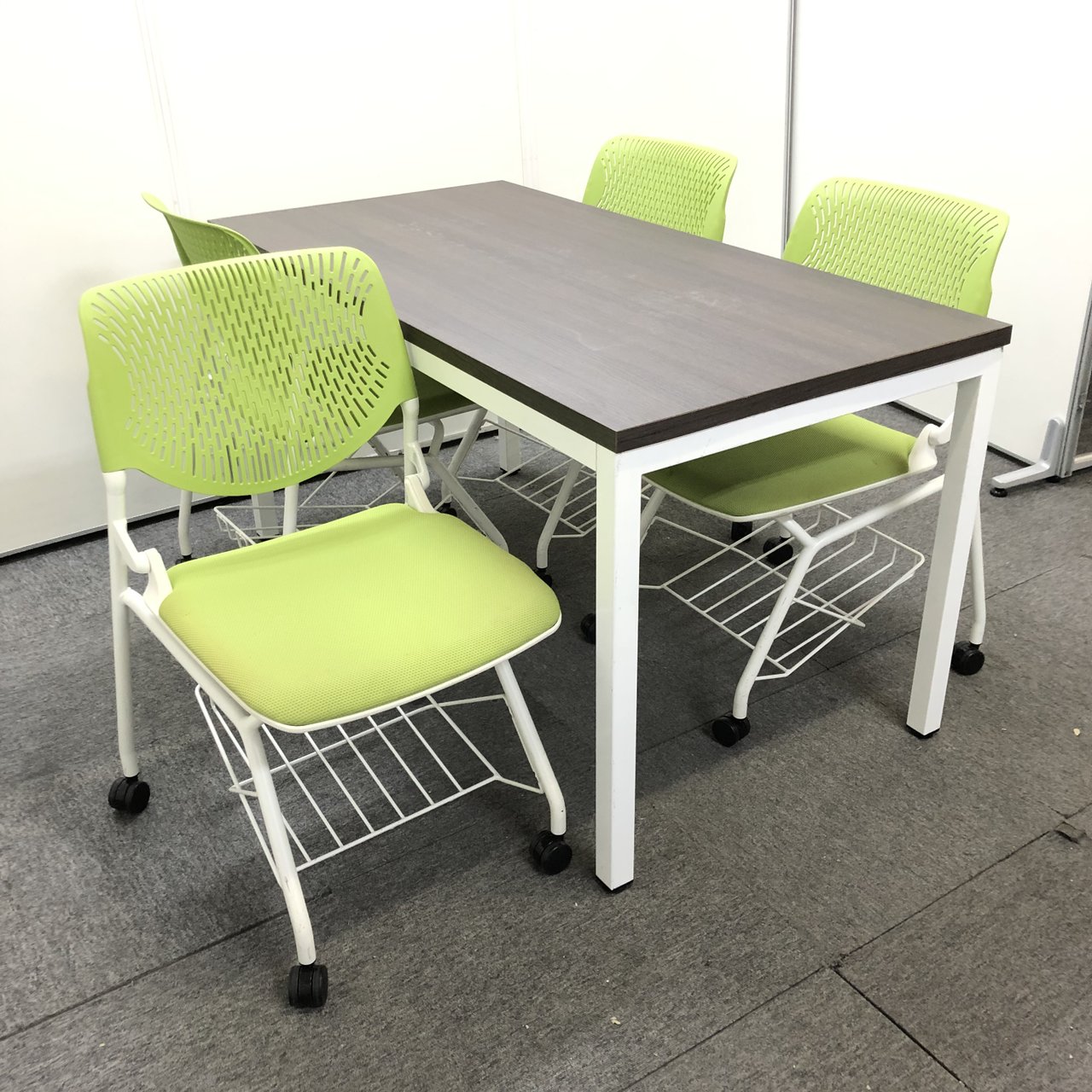 【尼崎店限定価格！！】ミーティングテーブルとグリーンカラーのチェア4脚セットで、お得です！！【関西在庫数ナンバーワン・尼崎店】
                        その他シリーズ
                                    中古
            