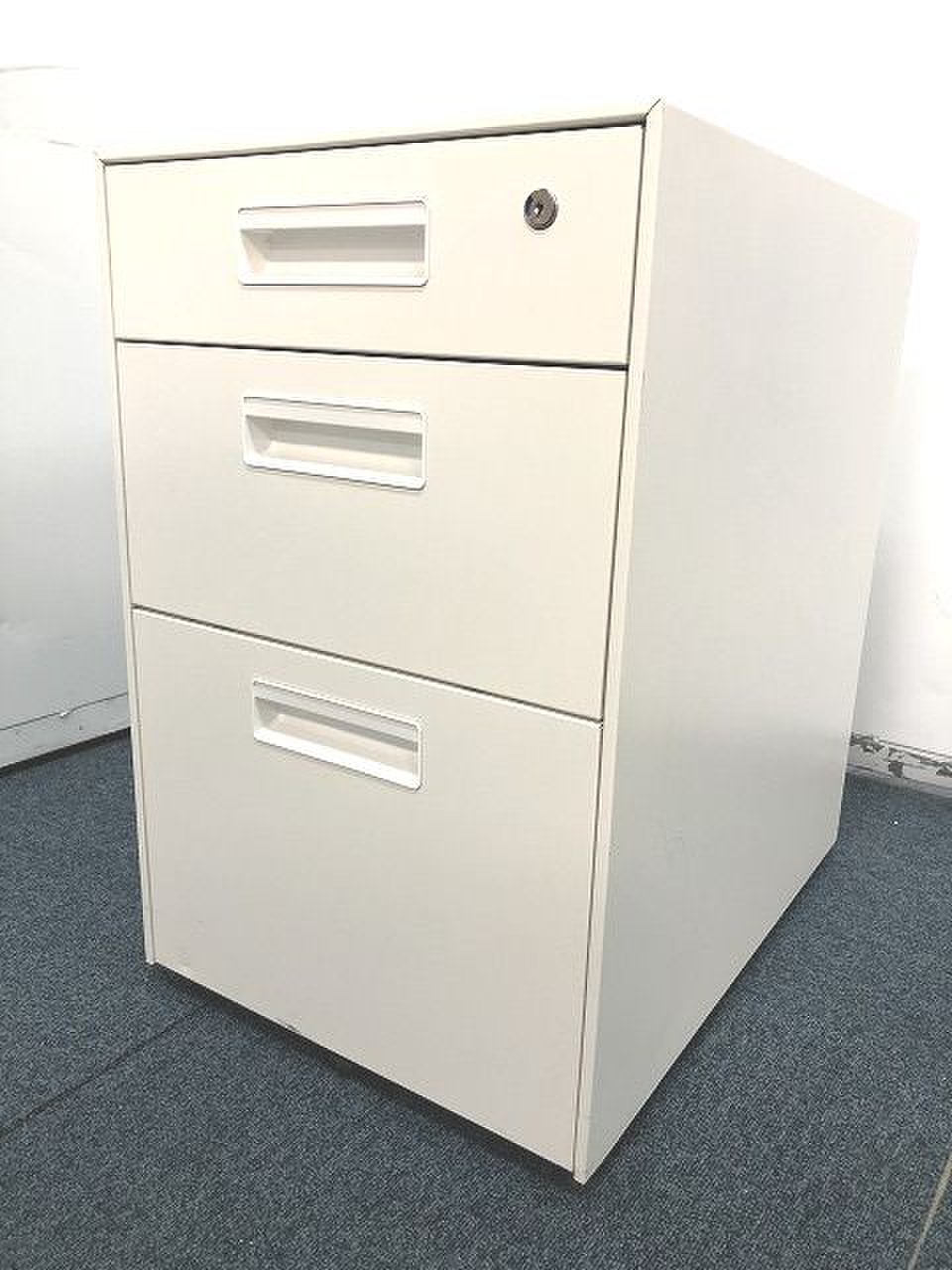 【定価約2万円！！ホワイトカラー3段ワゴンの入荷です！！収納力バツグン！！】
                        その他シリーズ
                                    中古
            