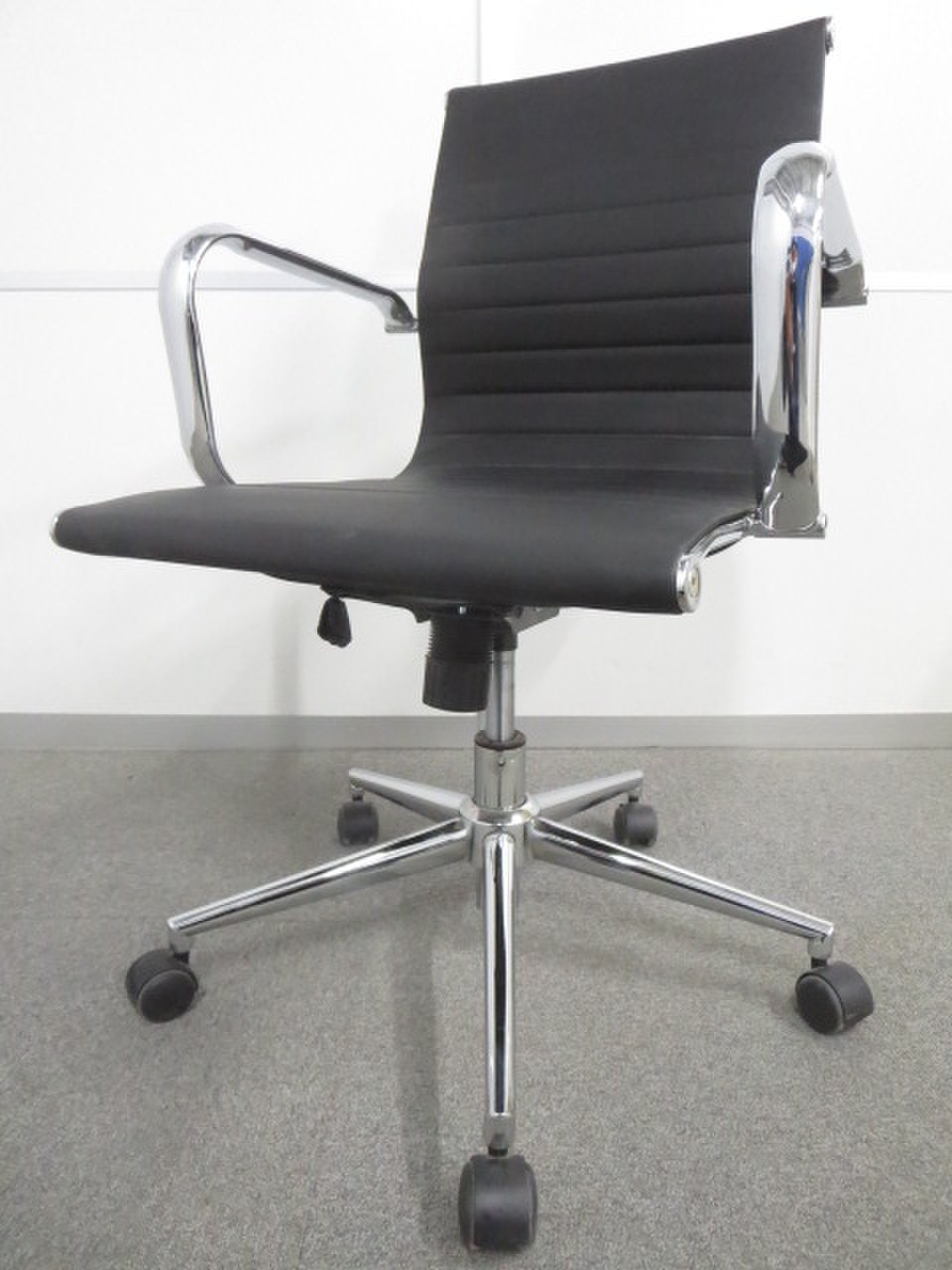 【オシャレなフラットシート！】■メッシュバックアームチェア　ブラック【おつとめ品】【S】
                        デザインレザーチェアー
                                    中古
            