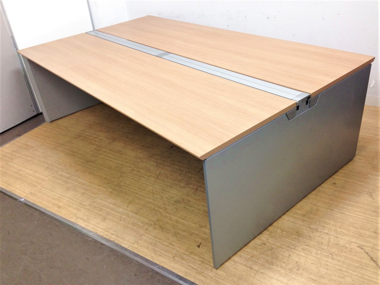 W2400+W1200　W3600の1人あたり1200mmで6名様推奨サイズ　※お写真はW2400単体のものです　オカムラ　プロユニットフリーウェイ
                        プロユニット
                                    中古
            