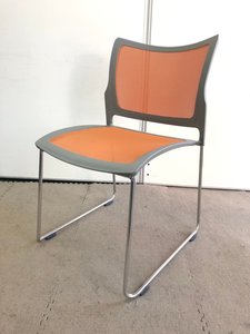 【通気性に優れたメッシュ】オカムラ製チェア/上下に重ねて省スペース