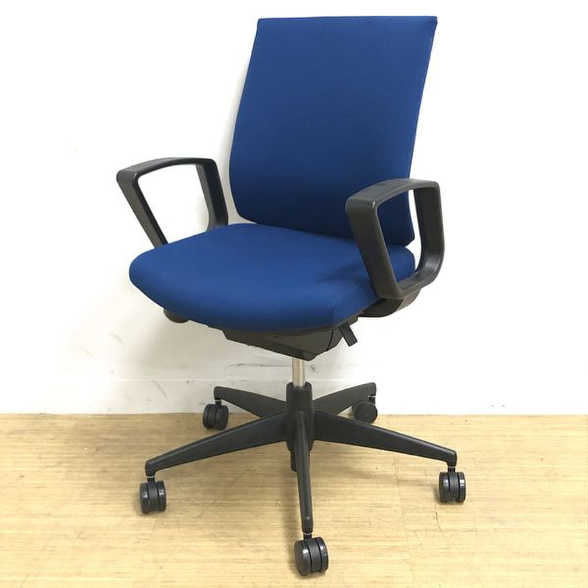 使用年数2～3年程度の良品　リリースされて間もないオフィスチェアーが入荷！コクヨ　ウィザード3　ターコイズ　ランバーサポート付き
                        ウィザード3 
                                    中古
            